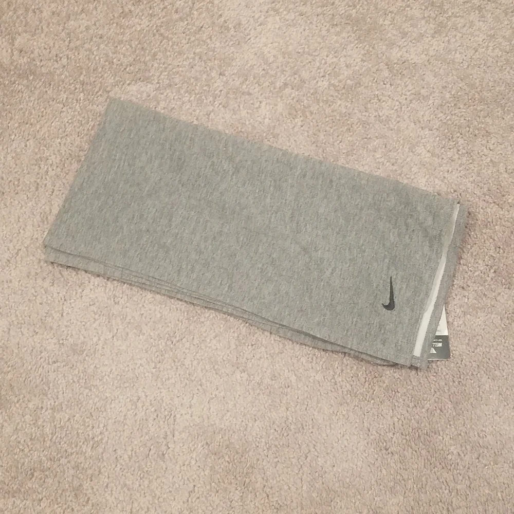 New gray Nike Club tee scarf
